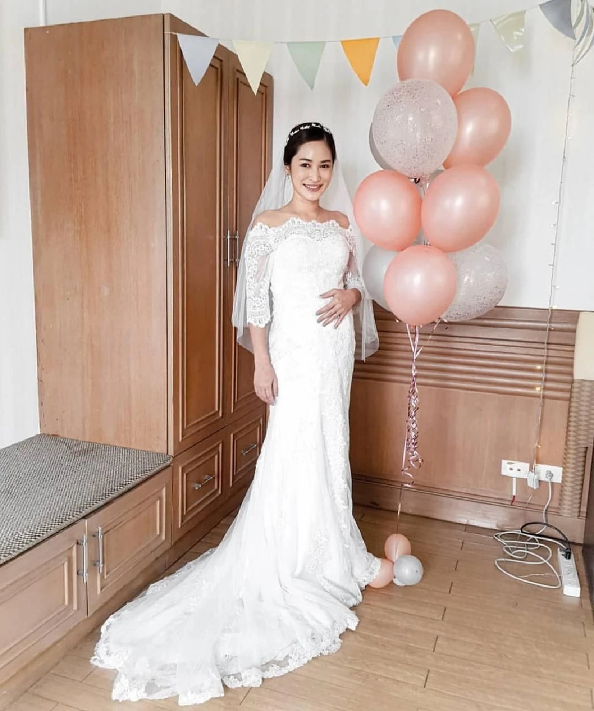 แม่ปั่นเก่ง! "พลอย พลอยพรรณ” สวมชุดเจ้าสาว มือกุมท้อง ทำหลายคนต่างร่วมยินดี