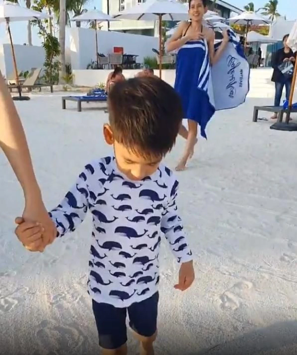 "อ้อม สุนิสา” สวมชุดบิกินี่โชว์เซ็กซี่เบาๆ ริมทะเล ทำ "โอปอล์" กรี๊ดแรงมาก