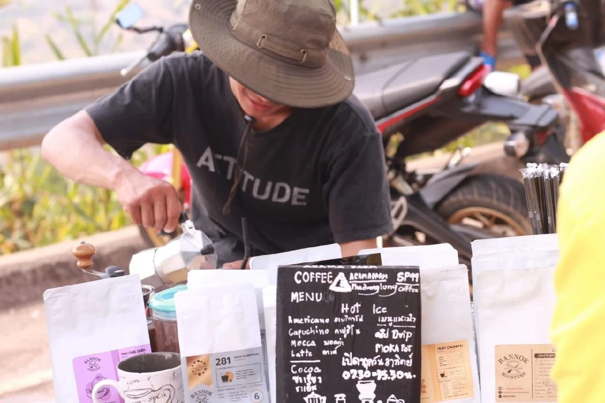 ดริปกาแฟบนมอ’ไซค์ “สมพงษ์ เม่อโปะ” อาข่าหนุ่มผู้หวังพัฒนากาแฟชาวเหนือ