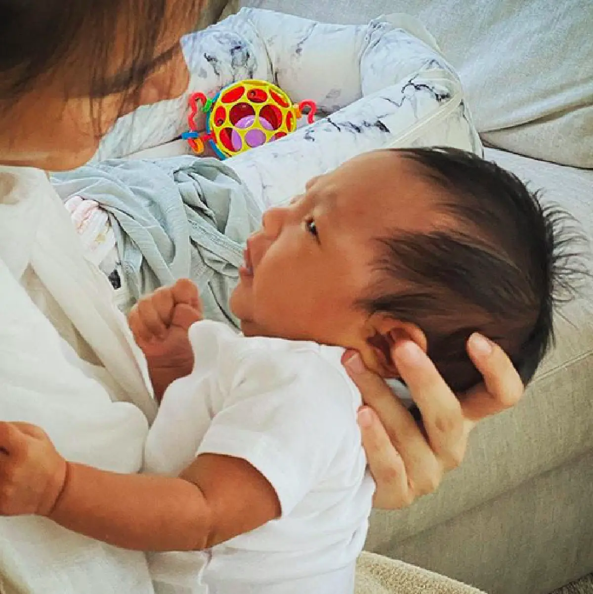 "จุ๋ย-หญิง” แท็คทีมบุกบ้าน “เจนี่" มารับขวัญหลาน "น้องโนล่า”