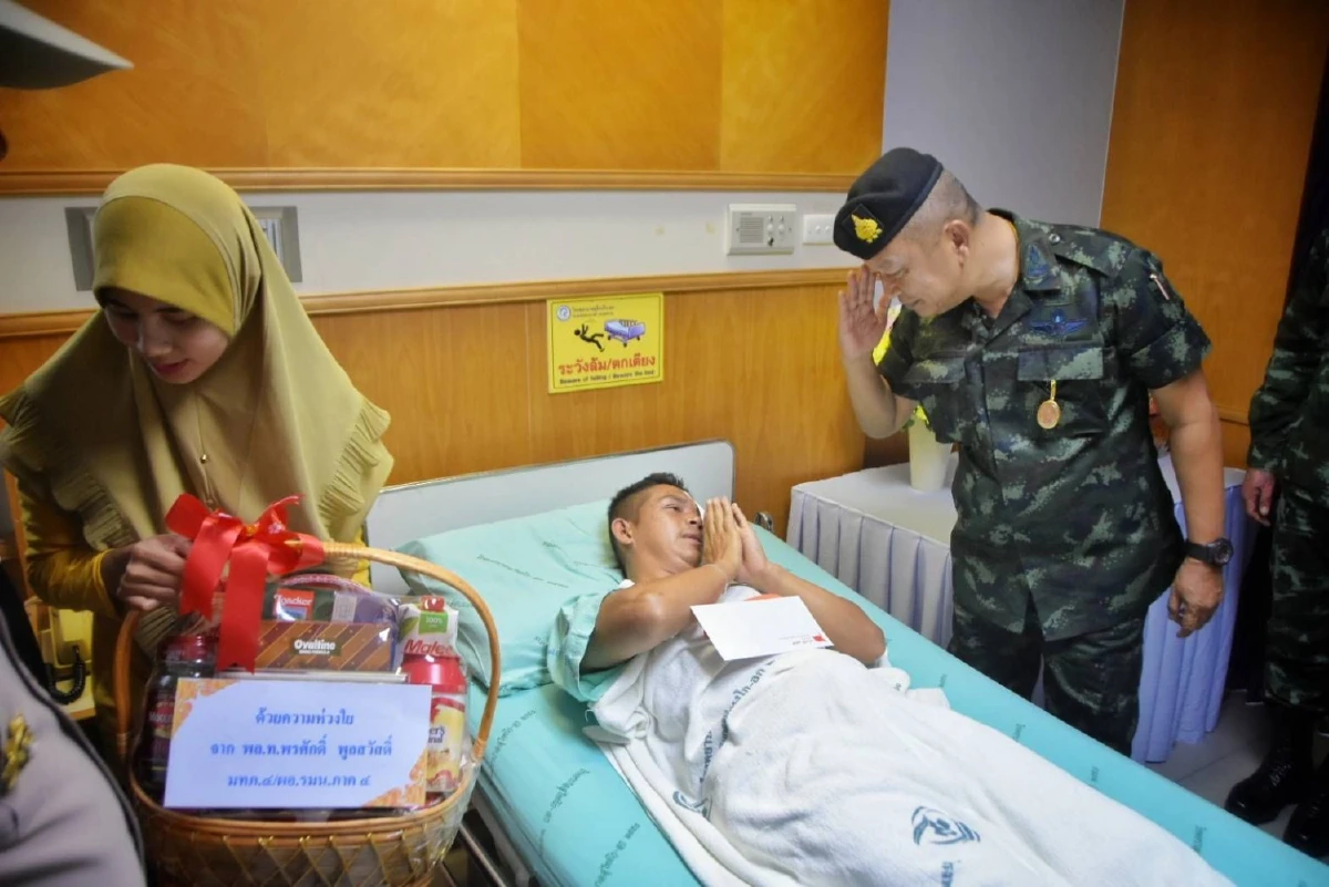 แม่ทัพภาค 4 รุดเยี่ยมให้กำลังใจปลอบขวัญอส.ถูกโจรใต้ลอบโจมตี