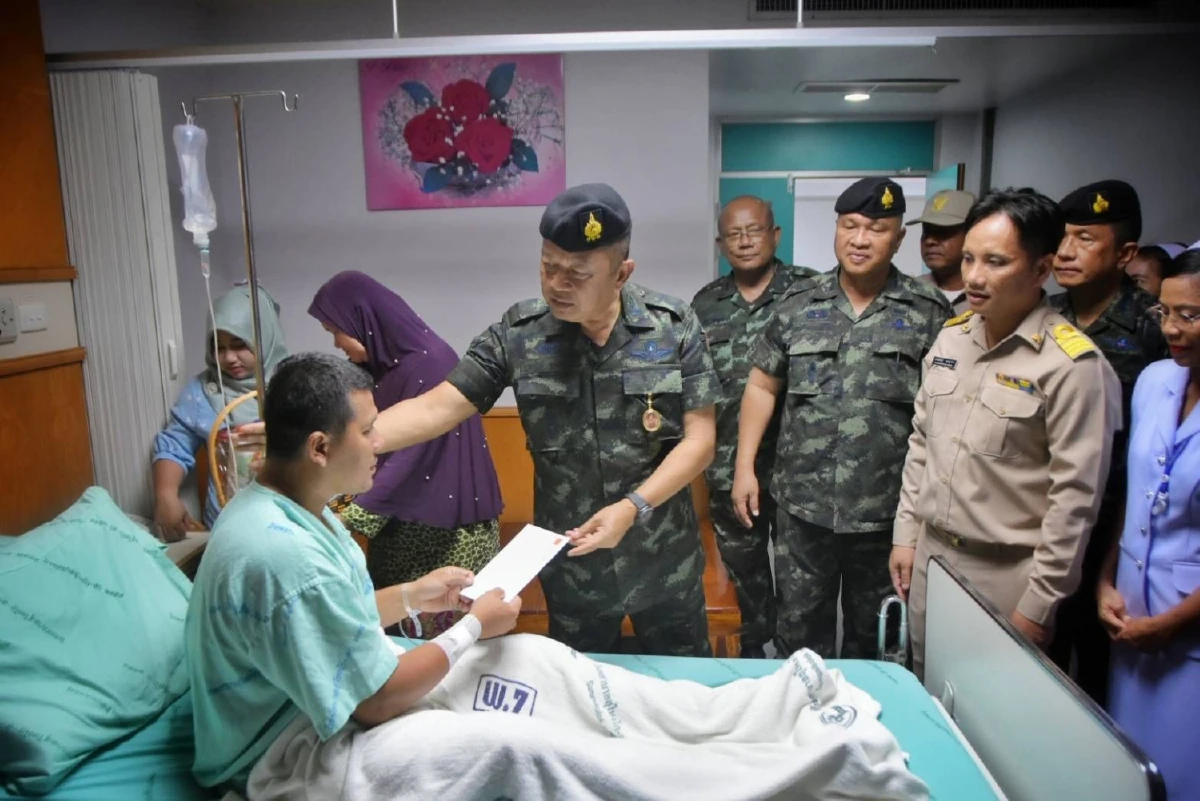 แม่ทัพภาค 4 รุดเยี่ยมให้กำลังใจปลอบขวัญอส.ถูกโจรใต้ลอบโจมตี