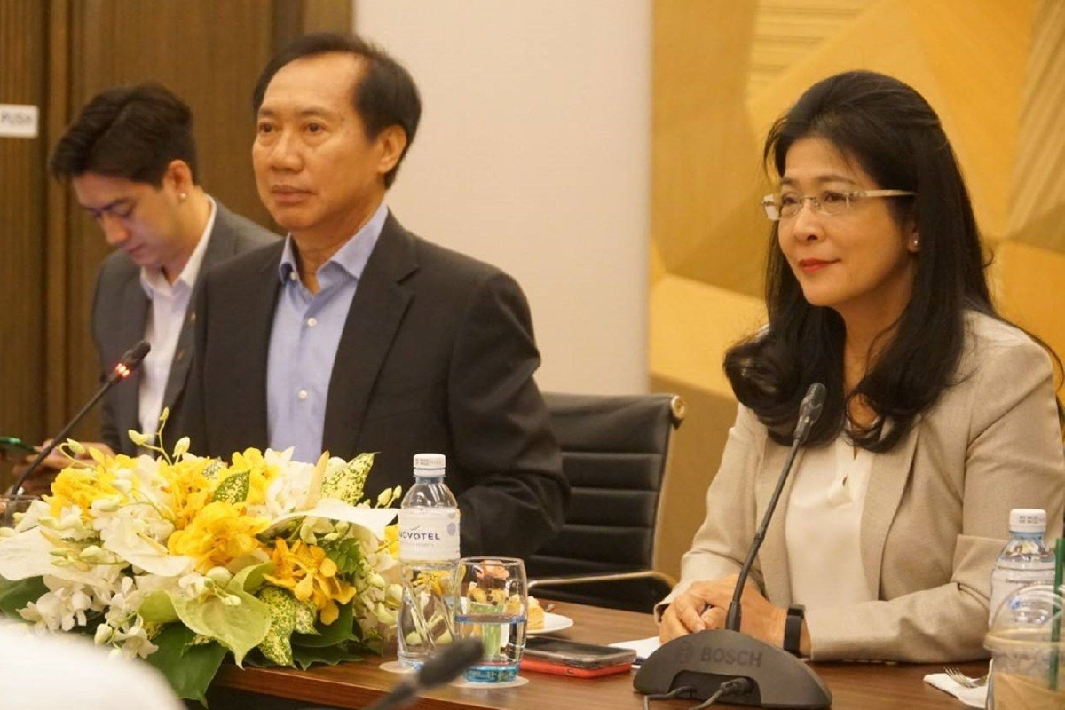 ผู้ประกอบการย่านประตูน้ำโอดครวญยอดขายลดฮวบกว่าร้อยละ 50 ผู้ประกอบการย่านประตูน้ำโอดครวญยอดขายลดฮวบกว่าร้อยละ 50