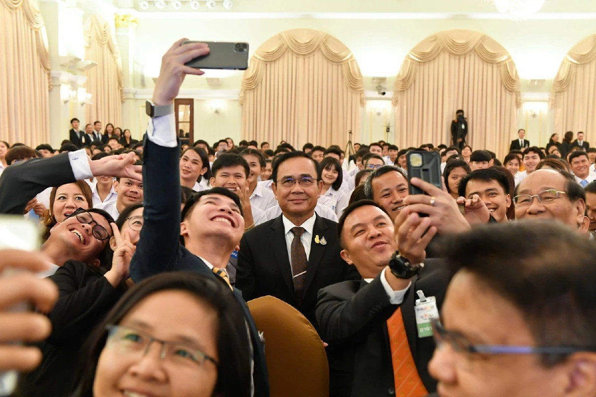 นายกฯแนะนักศึกษาอย่าเสียเวลากับเรื่องเชียร์-ไล่
