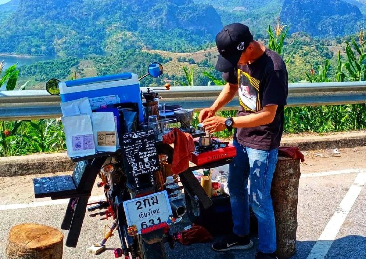 ดริปกาแฟบนมอ’ไซค์ “สมพงษ์ เม่อโปะ” อาข่าหนุ่มผู้หวังพัฒนากาแฟชาวเหนือ