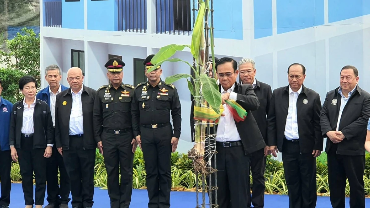 "ลุงตู่"นั่งเรือตรวจความก้าวหน้าการก่อสร้างเขื่อนคลองเปรมประชากร