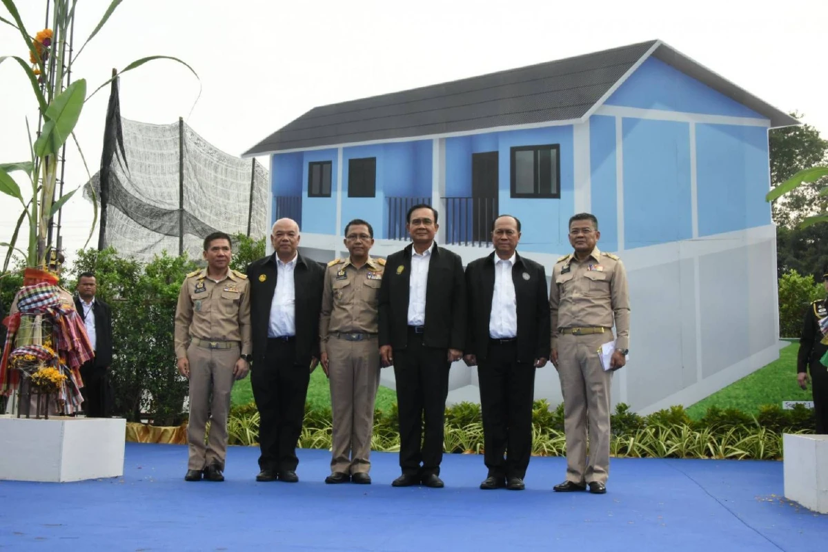 "ลุงตู่"นั่งเรือตรวจความก้าวหน้าการก่อสร้างเขื่อนคลองเปรมประชากร