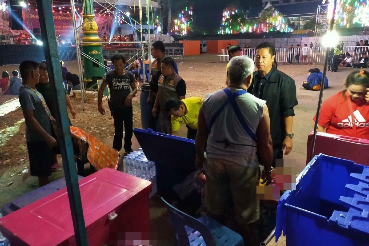พ่อค้าหัวใสกรอกเหล้าใส่ขวดน้ำชายี่ห้อดัง ขายหน้าคอนเสิร์ตงานกาชาดเมืองสองแคว พ่อค้าหัวใสกรอกเหล้าใส่ขวดน้ำชายี่ห้อดัง ขายหน้าคอนเสิร์ตงานกาชาดเมืองสองแคว