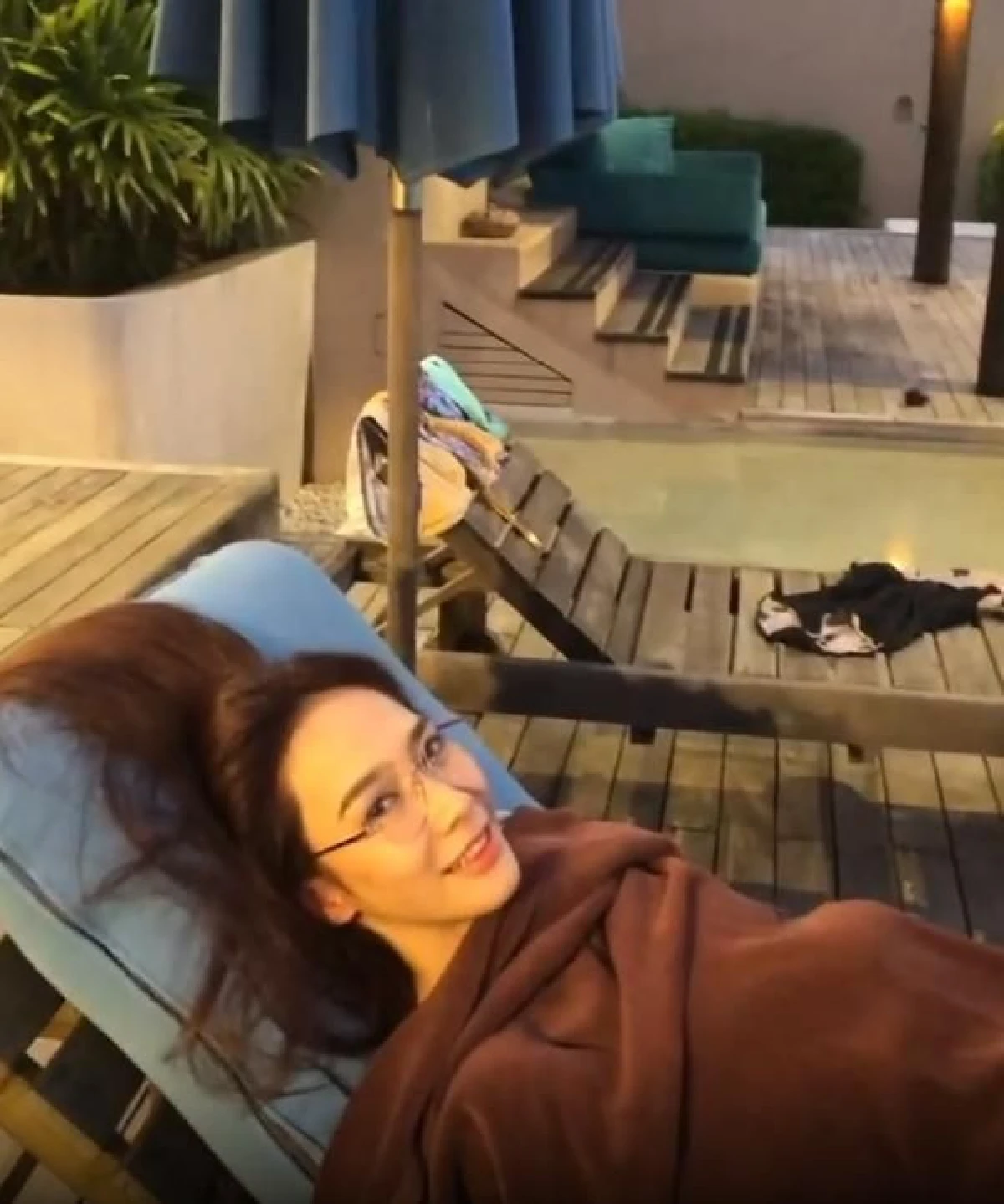 ไม่รักไม่ทำแบบนี้! ไฮโซพก นวดแขนให้ อั้ม พัชราภา คู่นี้หวานต่อเนื่องจริงๆ