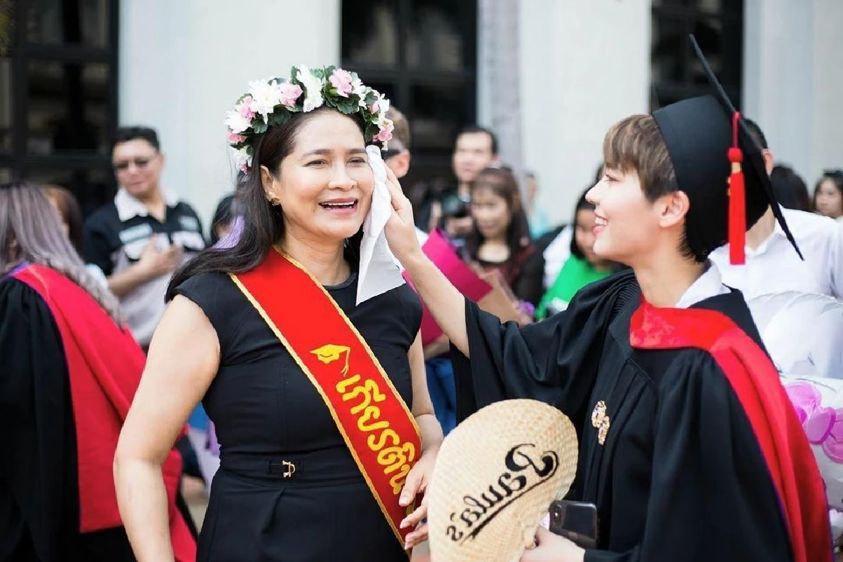 มารีน่า เรียนจบแล้ว! มาร์กี้ อุ้มหลานมีก้า-มีญ่า แสดงความยินดีอย่างอบอุ่น