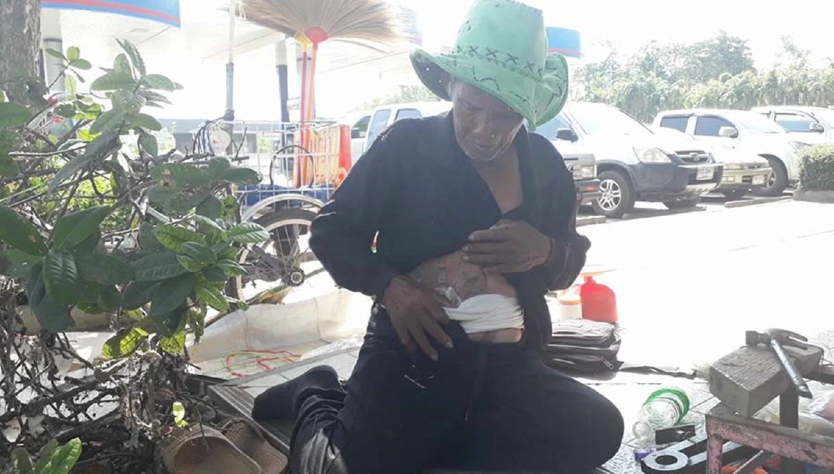 ทึ่ง!คุณตาหัวใจเทวดานั่งทำไม้กวาดขายเอาเงินช่วยนร.-คนจน