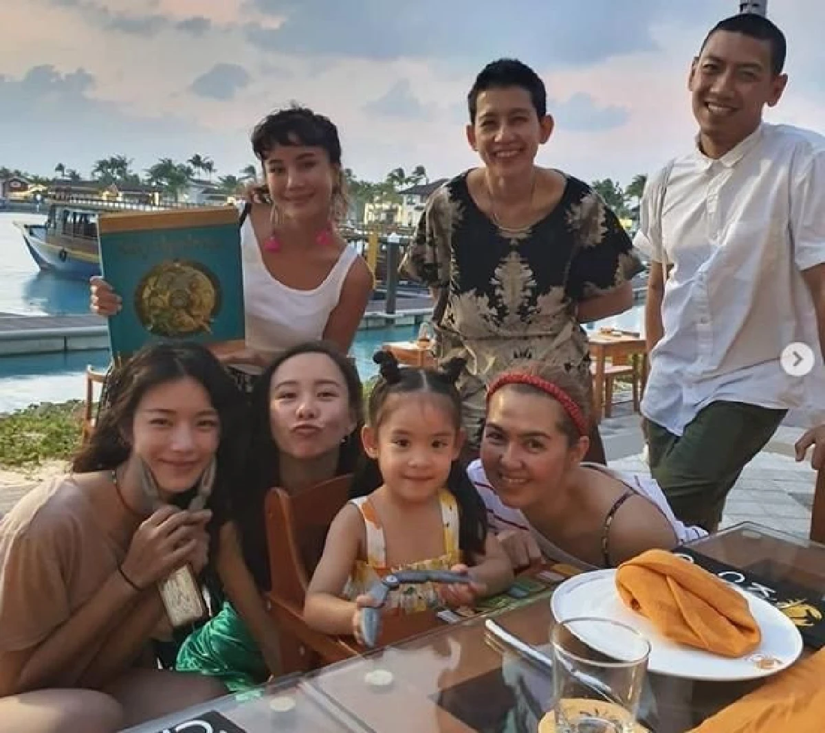 เต้ย จรินทร์พร เผยที่มาชุดบิกินี่ของ อ้อม สุนิสา นานๆทีของเซ็กซี่ทำเอาแฟนคลับตะลึง