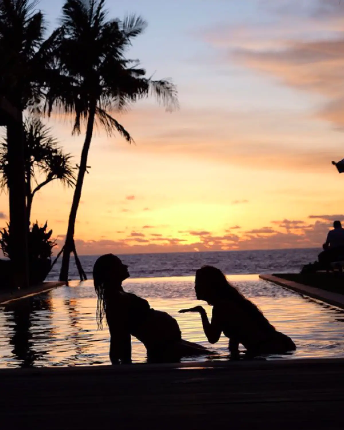 "ซาร่า มาลากุล” เผยภาพท้องใหญ่ใกล้คลอดครั้งแรก แค่เงายังแซ่บ!