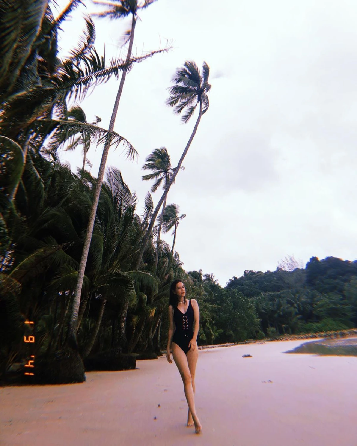 "แมท ภีรนีย์” โชว์หุ่นสวยเพรียวเรียวขายาวๆ ในชุดว่ายน้ำสีดำสุดเซ็กซี่