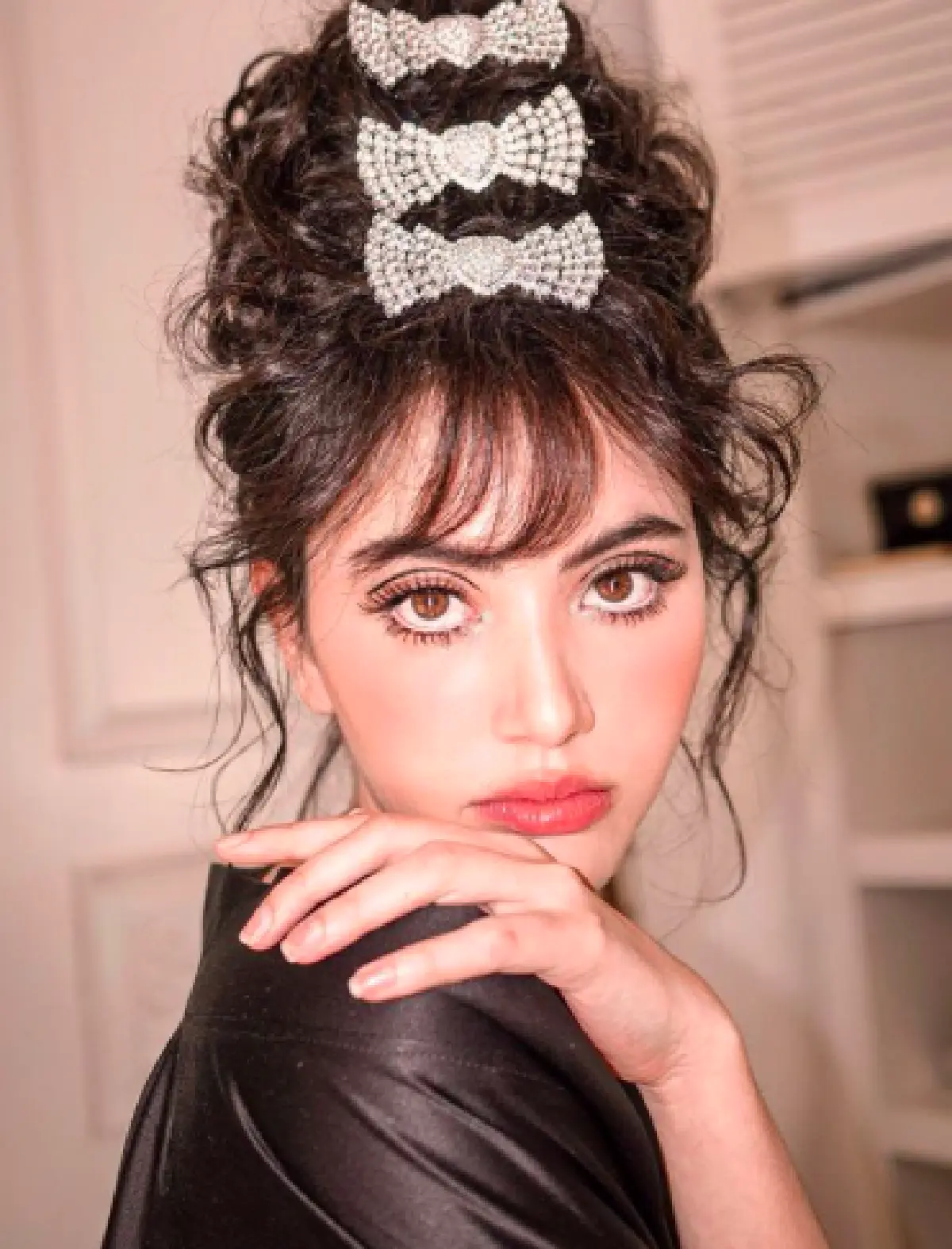 ลุคนี้ผ่านไหม!? ส่องภาพสาวๆ คนบันเทิงกับการแต่งหน้าแบบวินเทจ คิ้วฟู ตาเข้ม ขนตายาว