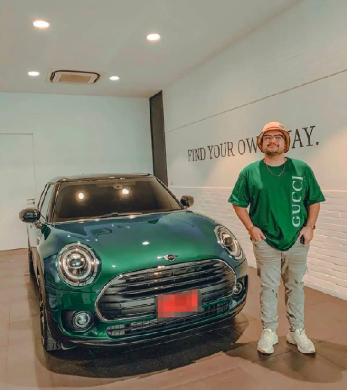 "โอ๊ต ปราโมทย์ “ ถอยรถป้ายแดงคันใหม่ สาวๆ แห่ถาม รับสมัครตุ๊กตาหน้ารถไหม?