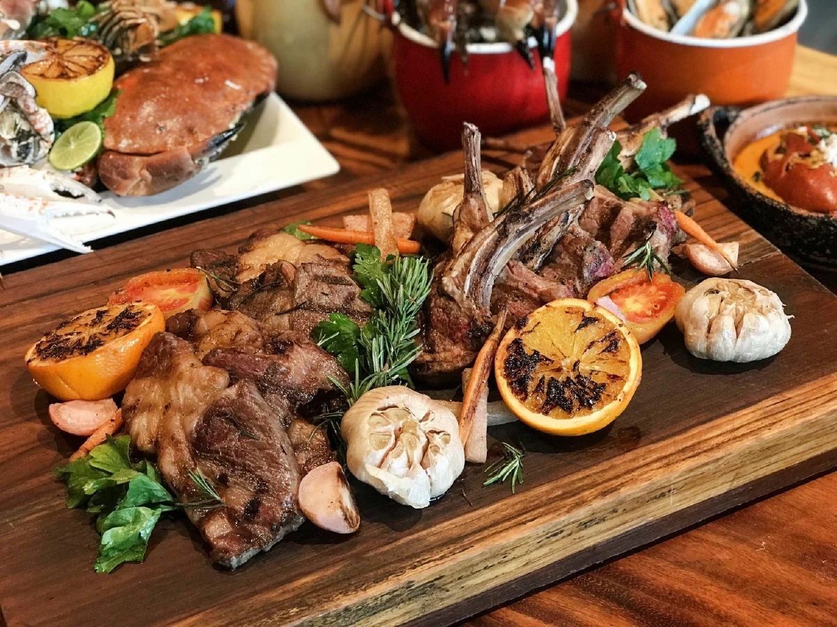 Surf “n” Turf Sunday Brunch เสิร์ฟความอร่อยสุดอลังเดือนละครั้งเท่านั้น