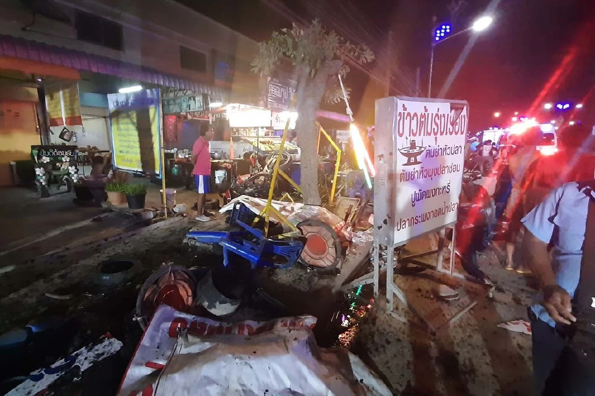 หนุ่มซิ่งบิ๊กไบด์เฉี่ยวท้ายรถเทรนเลอร์พุ่งชนร้านขายข้ามต้มดับ