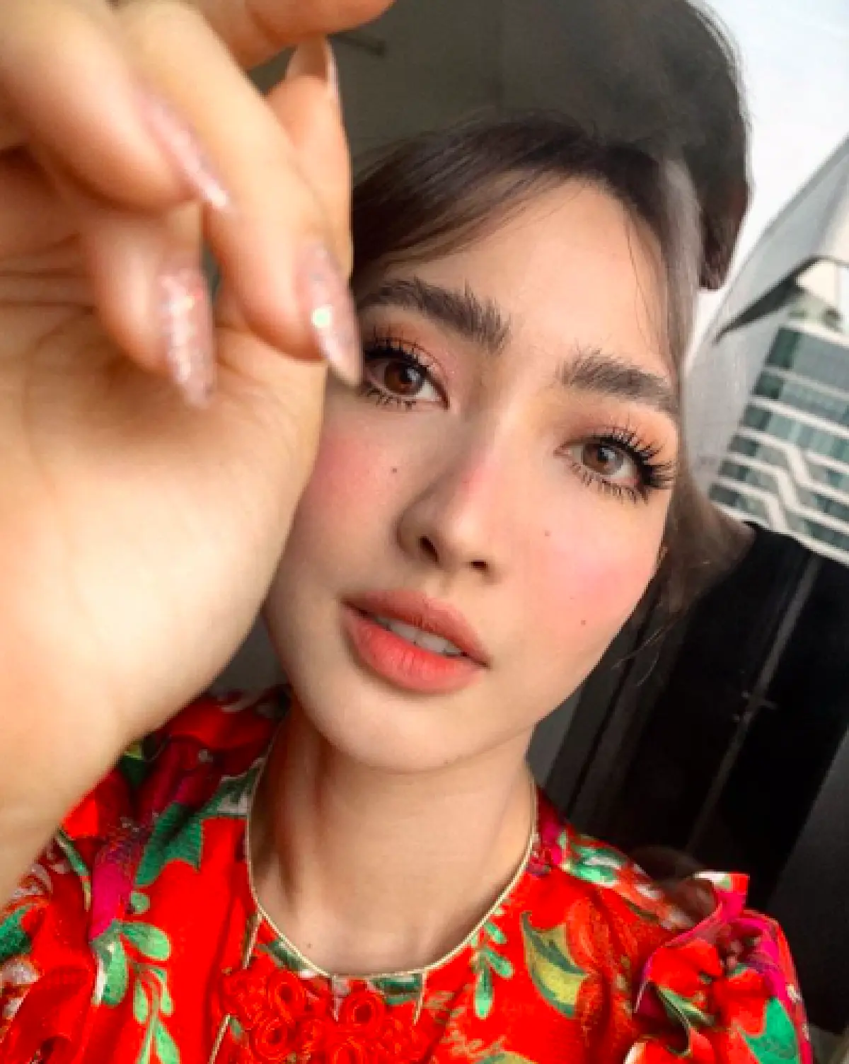 ลุคนี้ผ่านไหม!? ส่องภาพสาวๆ คนบันเทิงกับการแต่งหน้าแบบวินเทจ คิ้วฟู ตาเข้ม ขนตายาว