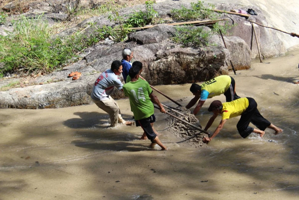 จิตอาสาร่วมสร้างฝายชะลอน้ำเพื่อบรรเทาปัญหาภัยแล้งใน จ.สตูล