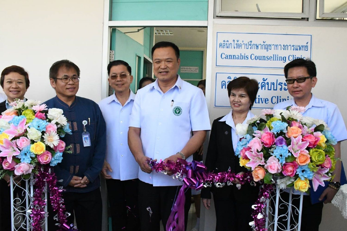 "ศรีนวล"ส.ส.เชียงใหม่โผล่ร่วมอนุทินเปิดคลินิกกัญชาแห่งแรกที่เชียงใหม่ "ศรีนวล"ส.ส.เชียงใหม่โผล่ร่วมอนุทินเปิดคลินิกกัญชาแห่งแรกที่เชียงใหม่