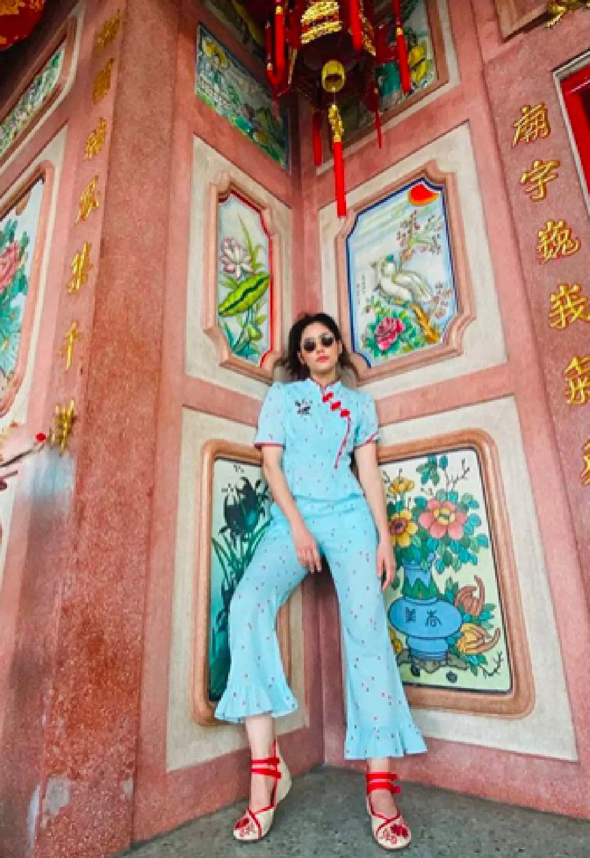 วิถีสะใภ้จีน “ชมพู่ อารยา” ใส่ชุดจีนเดินสายทำบุญเตรียมต้อนรับเทศกาลตรุษจีน