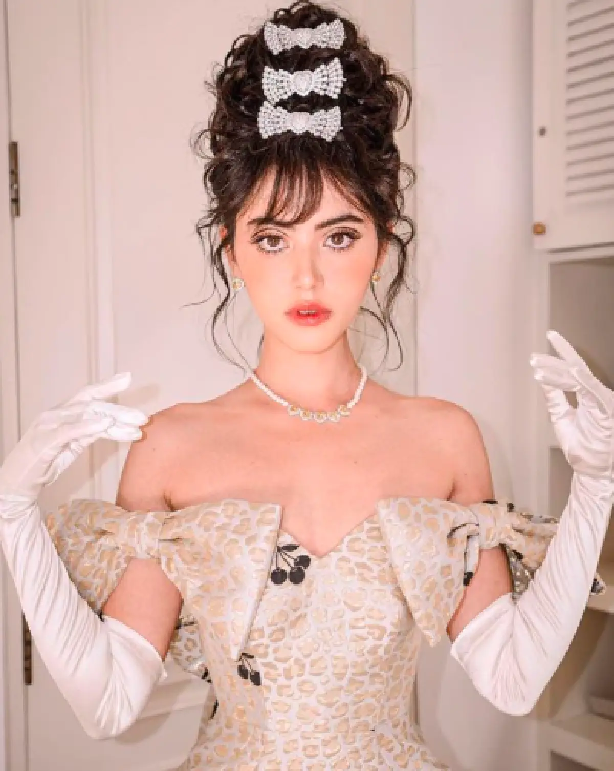 ลุคนี้ผ่านไหม!? ส่องภาพสาวๆ คนบันเทิงกับการแต่งหน้าแบบวินเทจ คิ้วฟู ตาเข้ม ขนตายาว