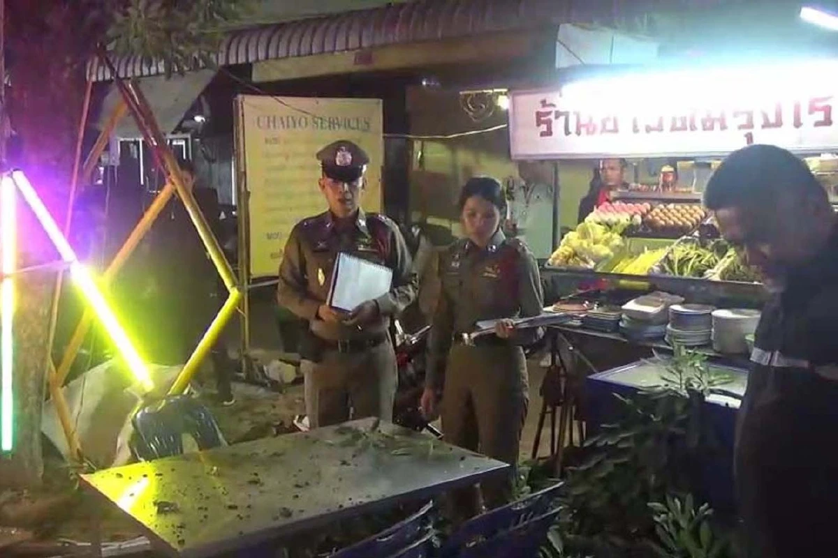 หนุ่มซิ่งบิ๊กไบด์เฉี่ยวท้ายรถเทรนเลอร์พุ่งชนร้านขายข้ามต้มดับ