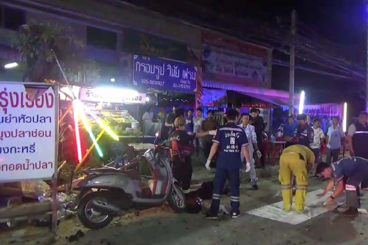 หนุ่มซิ่งบิ๊กไบด์เฉี่ยวท้ายรถเทรนเลอร์พุ่งชนร้านขายข้ามต้มดับ