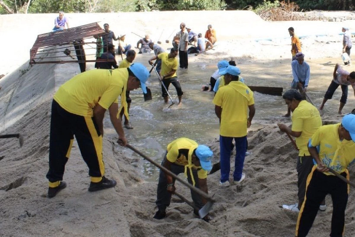 จิตอาสาร่วมสร้างฝายชะลอน้ำเพื่อบรรเทาปัญหาภัยแล้งใน จ.สตูล