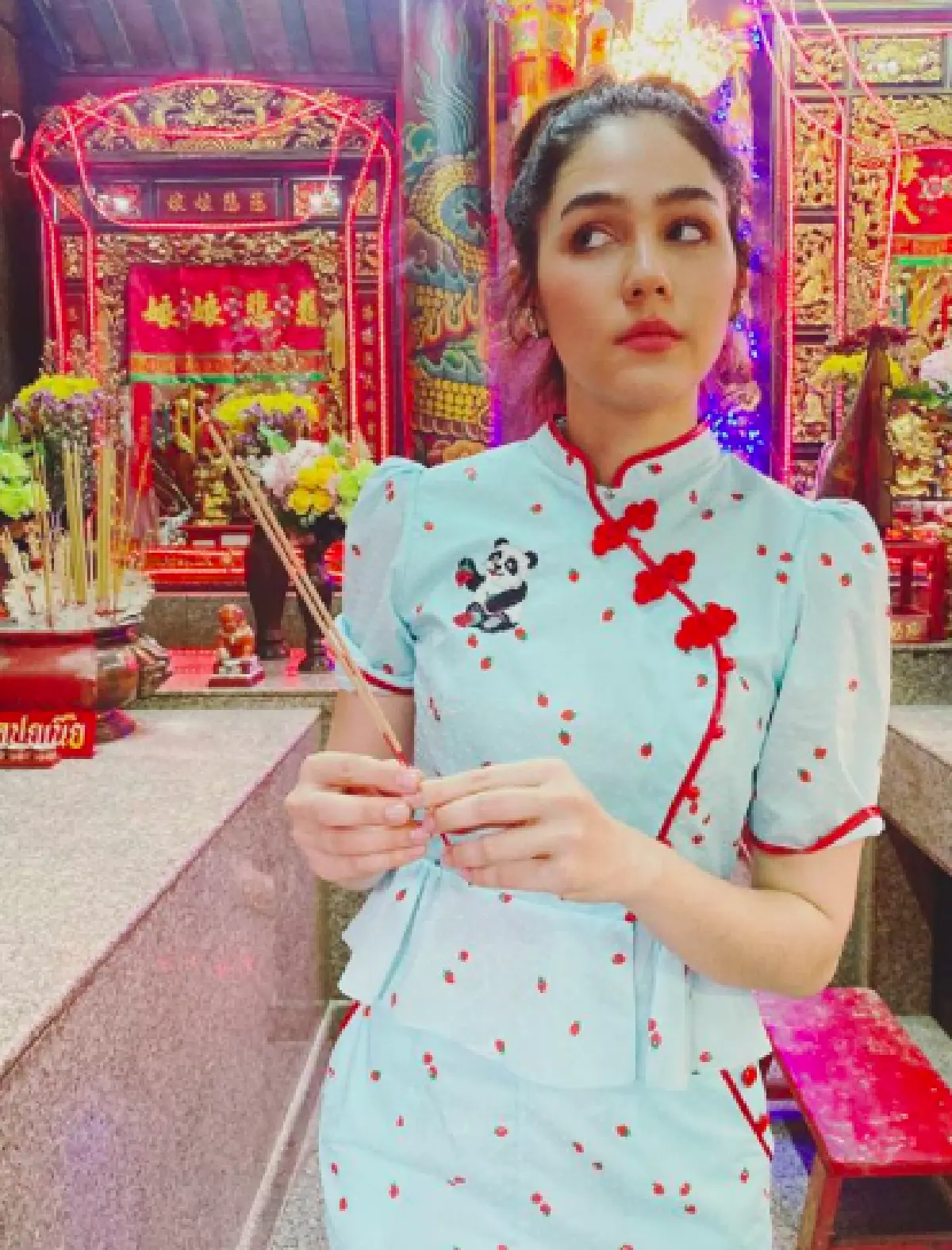 วิถีสะใภ้จีน “ชมพู่ อารยา” ใส่ชุดจีนเดินสายทำบุญเตรียมต้อนรับเทศกาลตรุษจีน