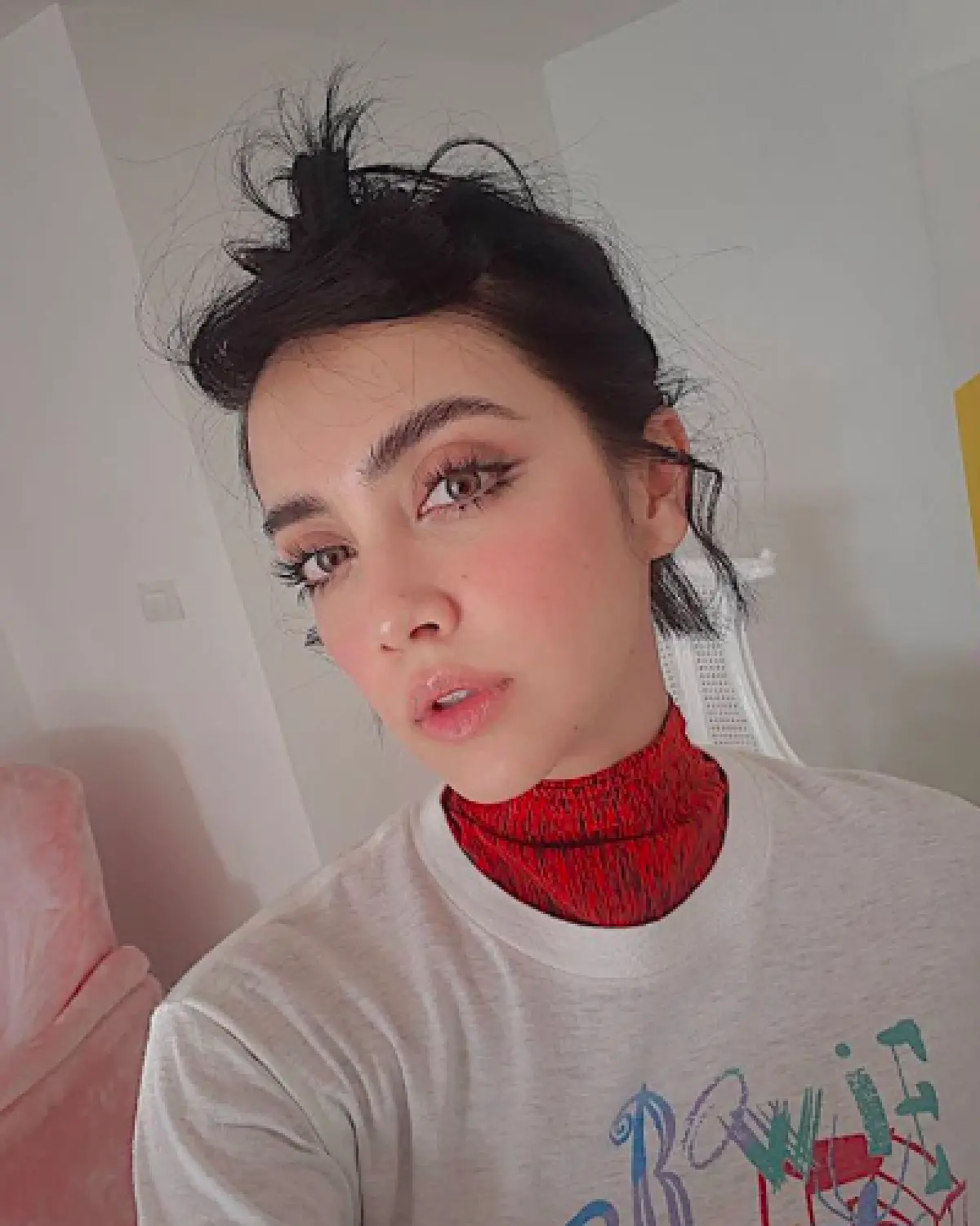 ลุคนี้ผ่านไหม!? ส่องภาพสาวๆ คนบันเทิงกับการแต่งหน้าแบบวินเทจ คิ้วฟู ตาเข้ม ขนตายาว