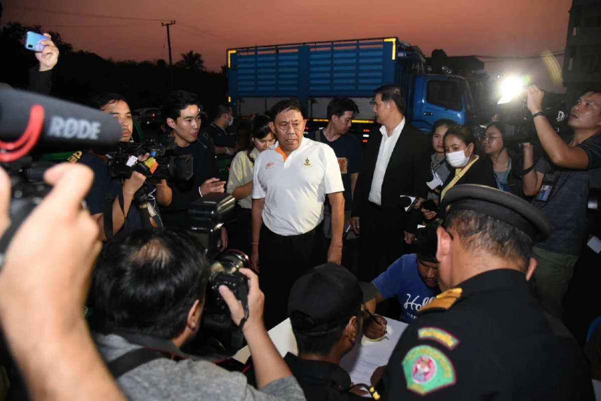 เจอจะจะ! "อัศวิน"ซุ่มจับรถขนขยะลักลอบขนทิ้งในโรงกำจัดขยะหนองแขม