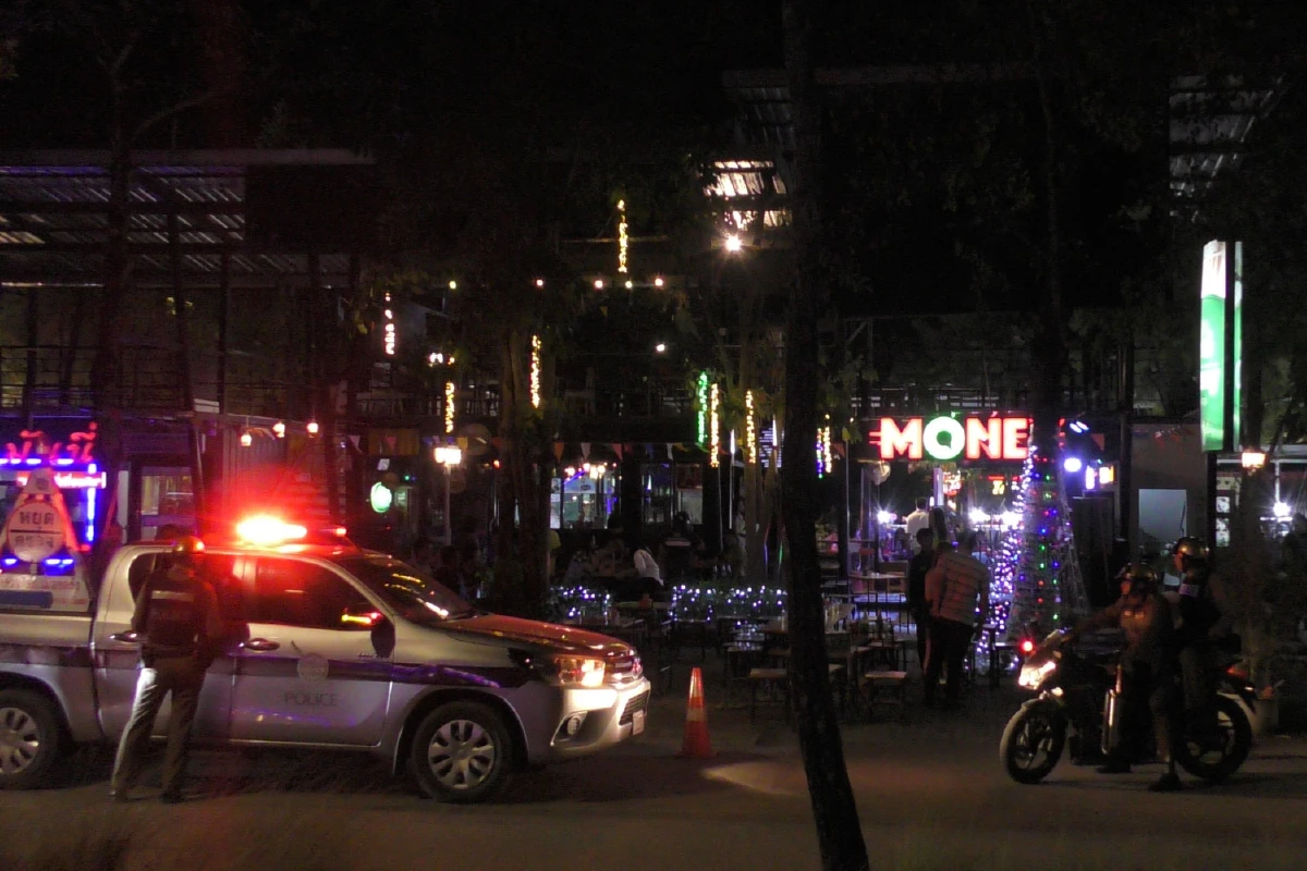 ฝ่ายปกครองตรังบุกจับร้านอาหารของนายดาบตำรวจลอบขายเหล้าเด็กอายุต่ำกว่า20ปี