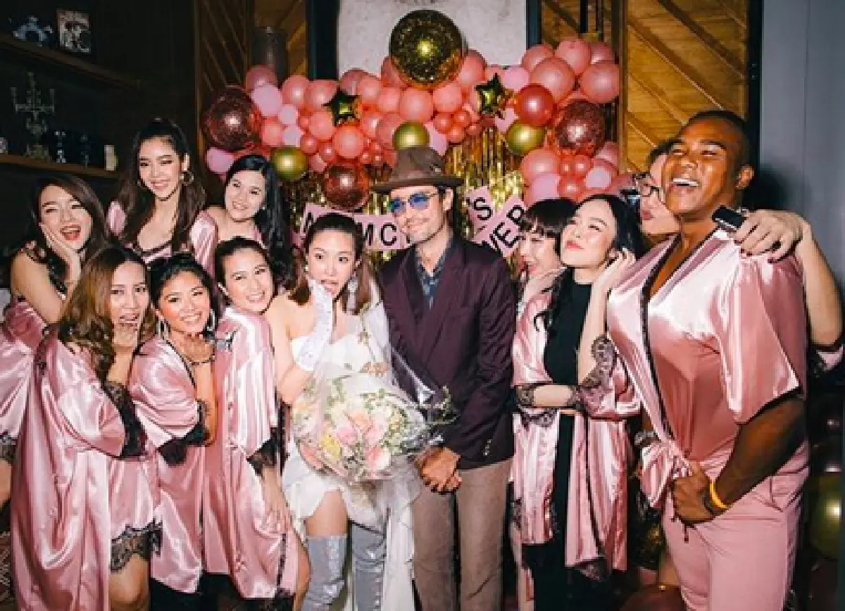 "น้ำชา ชีรณัฐ” ถึงกับเหวอ "ฮิวโก้” โผล่เซอร์ไพรส์ปาร์ตี้สละโสด คนนี้มองรูปก่อนนอนทุกคืน