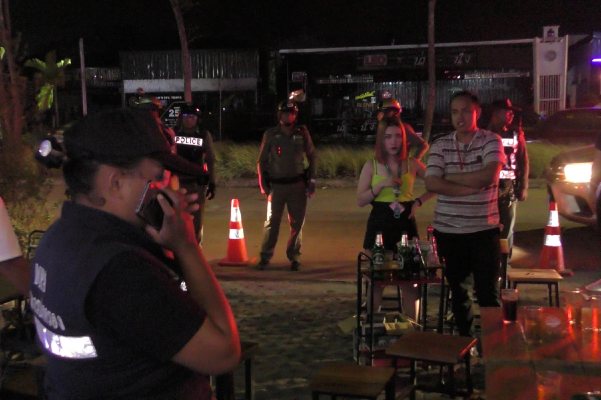 ฝ่ายปกครองตรังบุกจับร้านอาหารของนายดาบตำรวจลอบขายเหล้าเด็กอายุต่ำกว่า20ปี