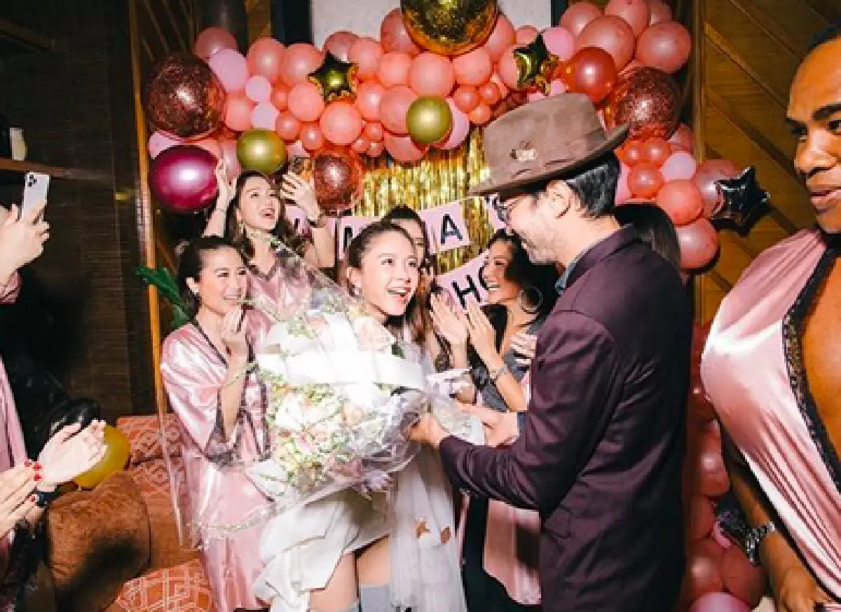 "น้ำชา ชีรณัฐ” ถึงกับเหวอ "ฮิวโก้” โผล่เซอร์ไพรส์ปาร์ตี้สละโสด คนนี้มองรูปก่อนนอนทุกคืน