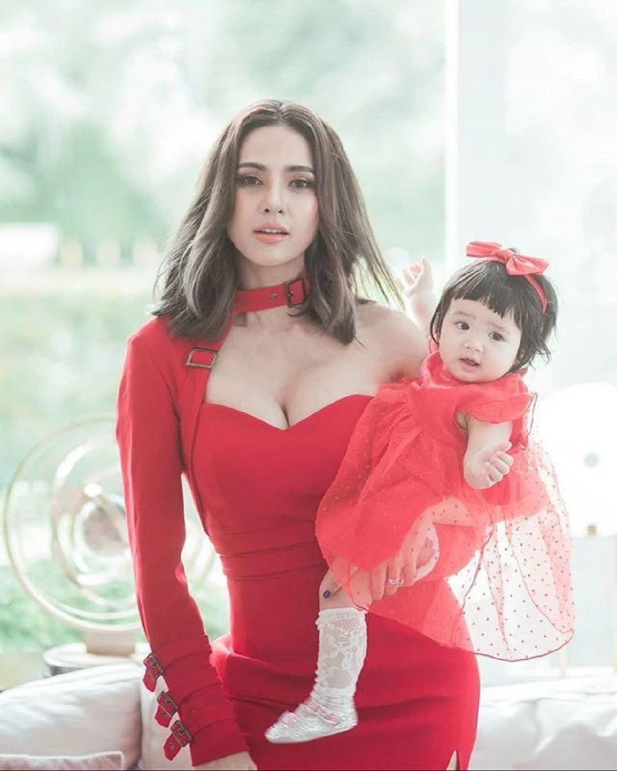 แม่ขอแซ่บบ้าง อุ้ม ลักขณา นอนอาบแดดสุดปัง! แจกความเซ็กซี่ล้นสระว่ายน้ำ