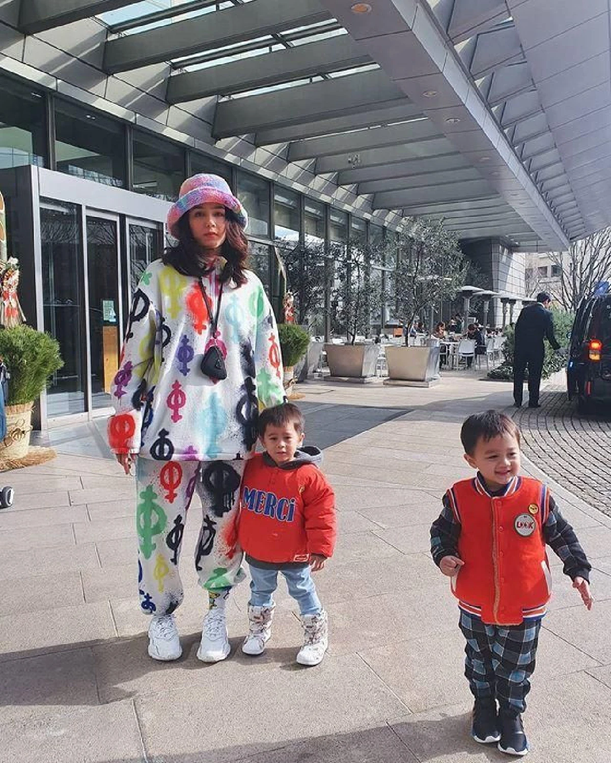 แม่ผมเป็นซุปตาร์! สายฟ้า-พายุ ตื่นเช้ามานั่งดูละครของ แม่ชมพู่  (คลิป)