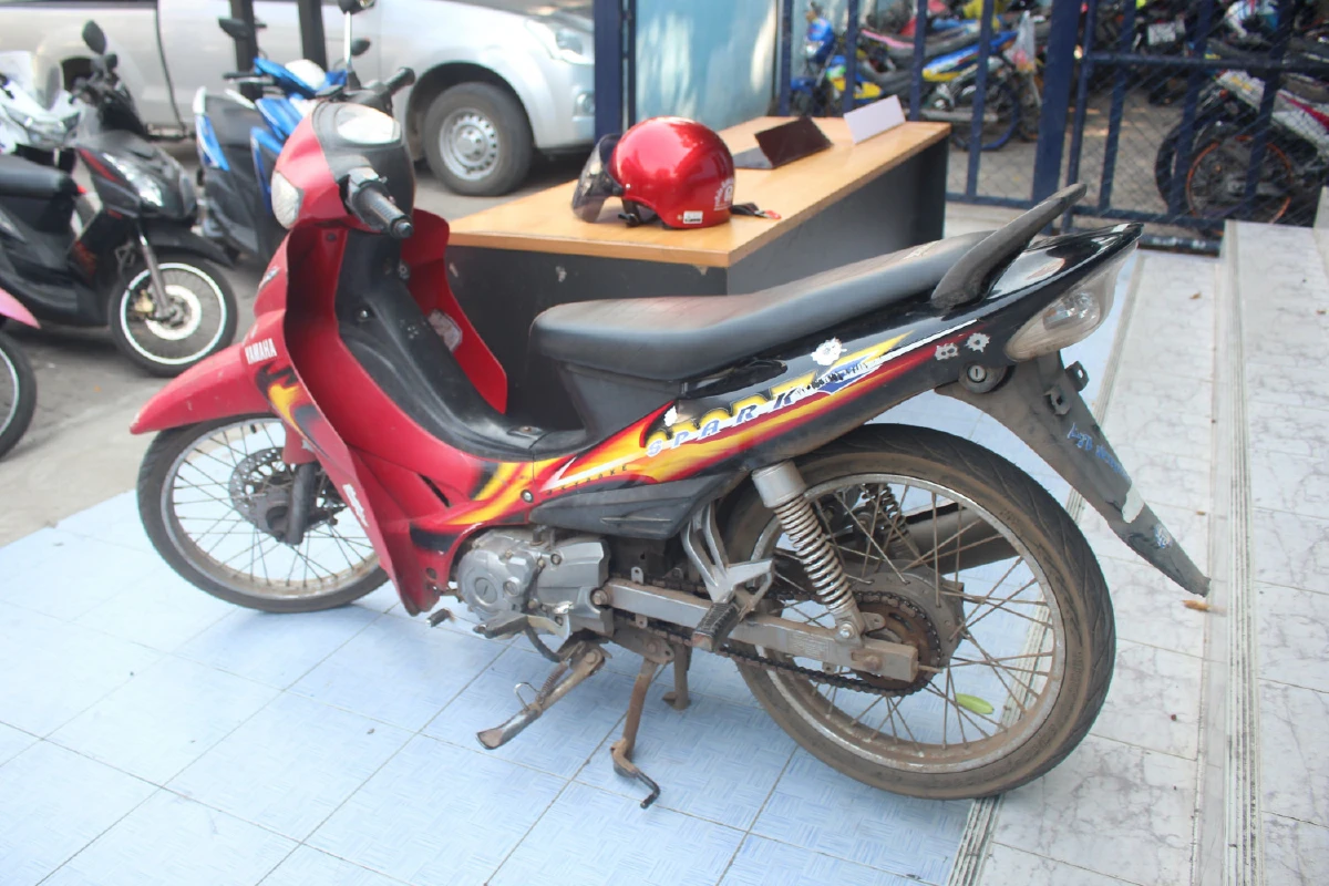 อ้างติดพนันหาเงินใช้หนี้!โจรควงอีโต้บุกเดี่ยวชิงทองมอบตัว