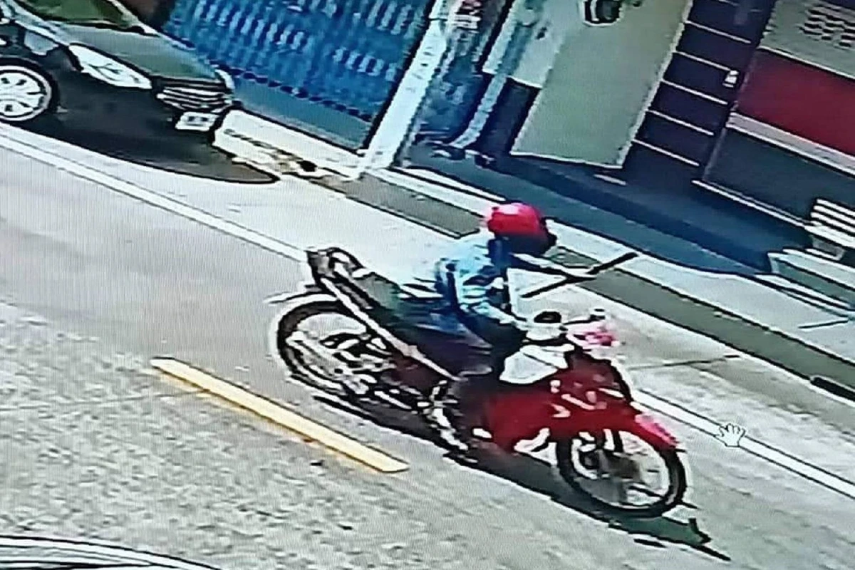 อ้างติดพนันหาเงินใช้หนี้!โจรควงอีโต้บุกเดี่ยวชิงทองมอบตัว