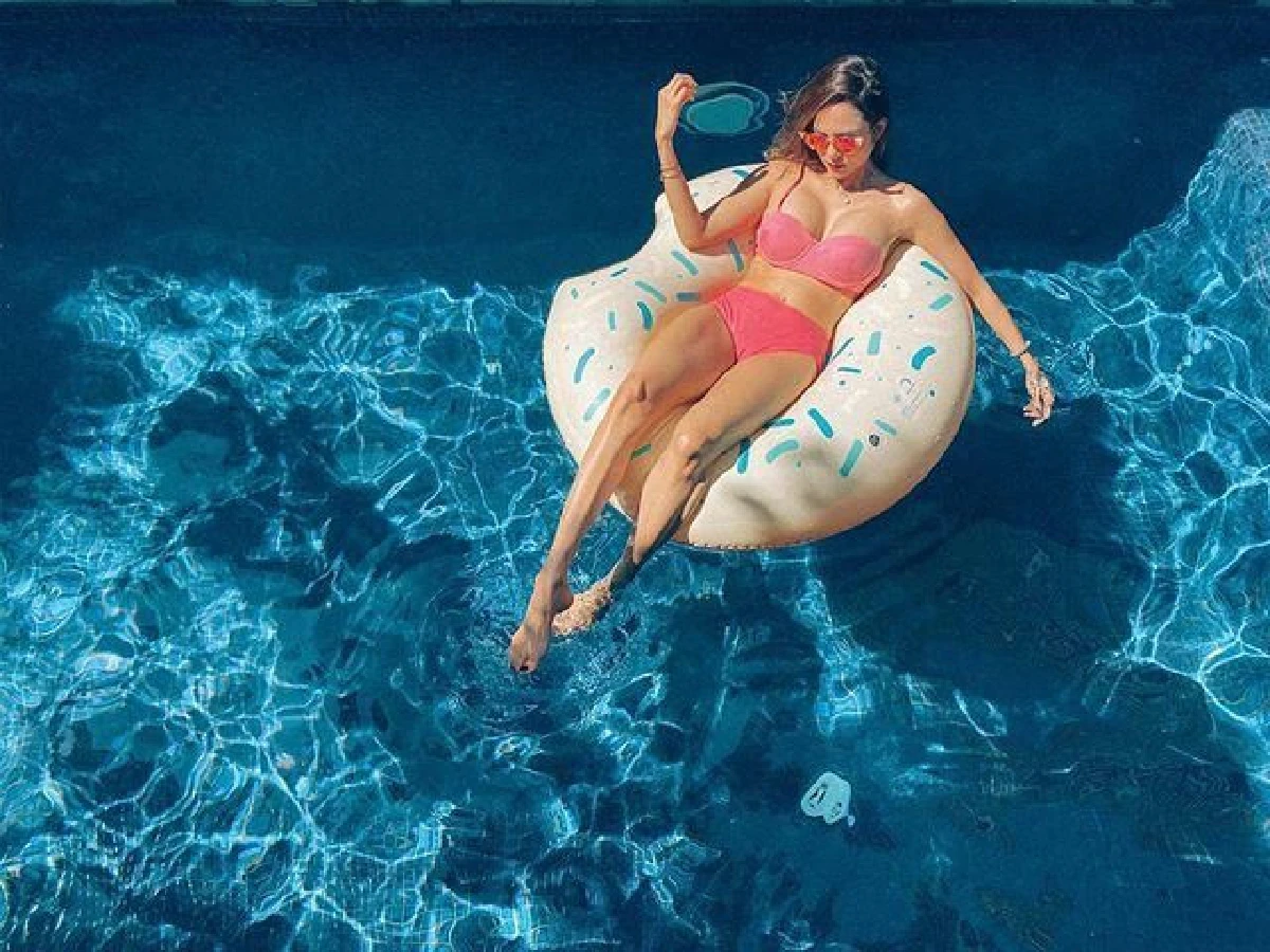 แม่ขอแซ่บบ้าง อุ้ม ลักขณา นอนอาบแดดสุดปัง! แจกความเซ็กซี่ล้นสระว่ายน้ำ