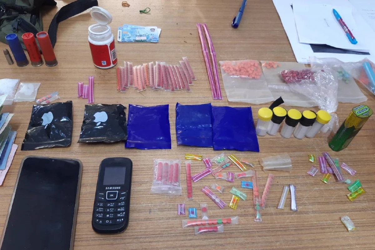 ฝ่ายปกครองบุกจับพ่อลูกเสพยาบ้าในบ้าน แถมเปิดให้บริการลูกค้าวัยรุ่น