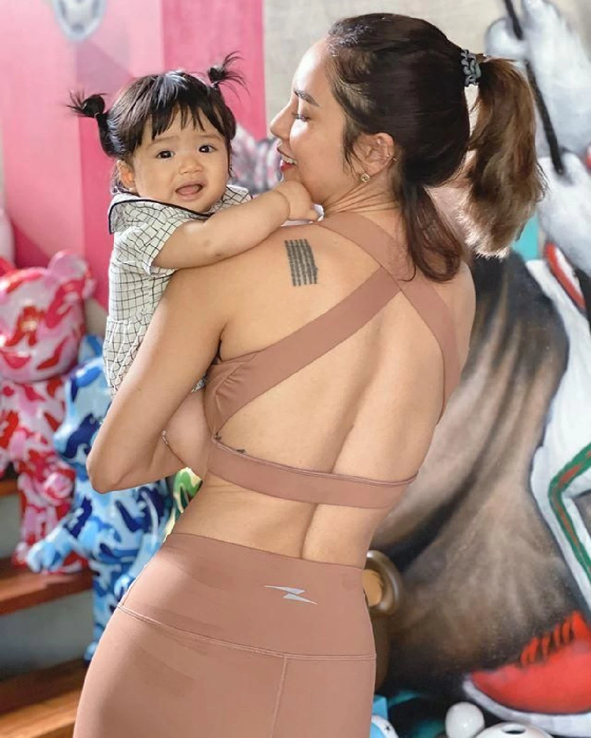 แม่ขอแซ่บบ้าง อุ้ม ลักขณา นอนอาบแดดสุดปัง! แจกความเซ็กซี่ล้นสระว่ายน้ำ