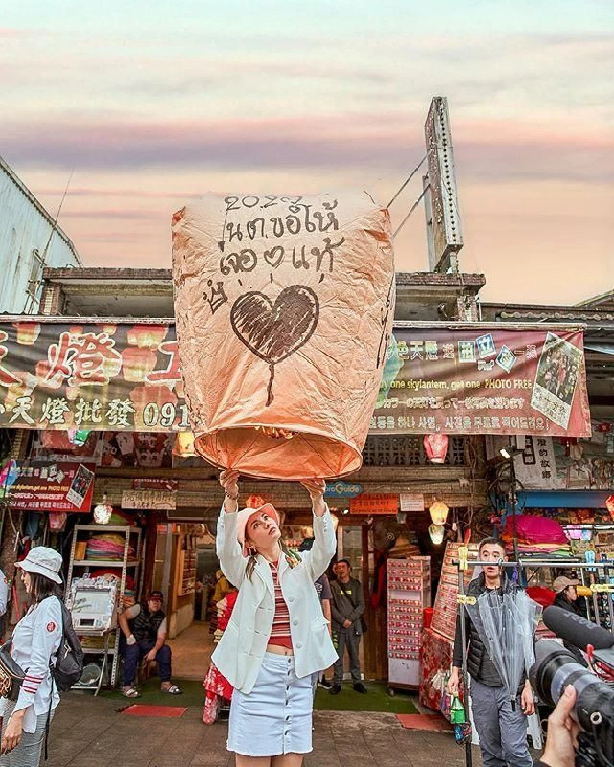 ไม่โสดแล้ว? น้ำตาล ชลิตา ลงภาพจับมือปริศนาพร้อมเปิดตัวคนรู้ใจ