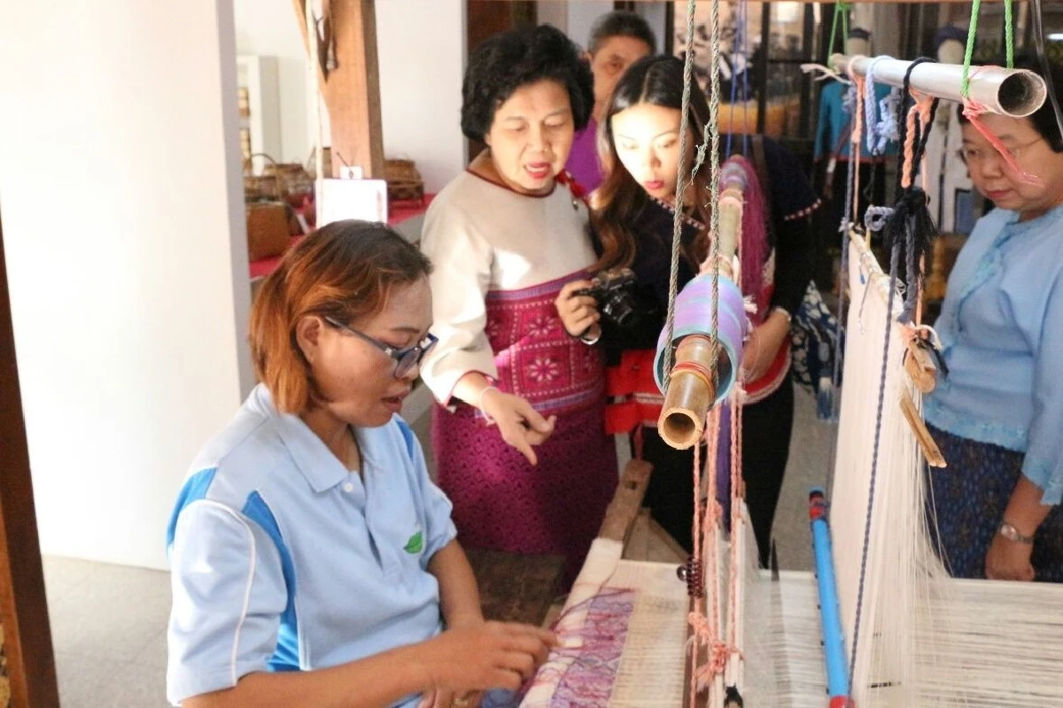 พช.ปลุกชาวแม่ฮ่องสอนใส่ผ้าไทยชูผ้ากลุ่มชาติพันธุ์งดงาม