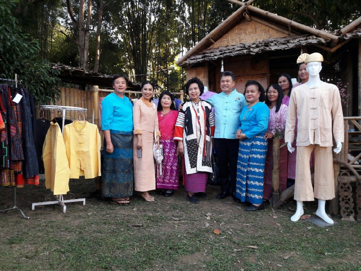 พช.ปลุกชาวแม่ฮ่องสอนใส่ผ้าไทยชูผ้ากลุ่มชาติพันธุ์งดงาม พช.ปลุกชาวแม่ฮ่องสอนใส่ผ้าไทยชูผ้ากลุ่มชาติพันธุ์งดงาม