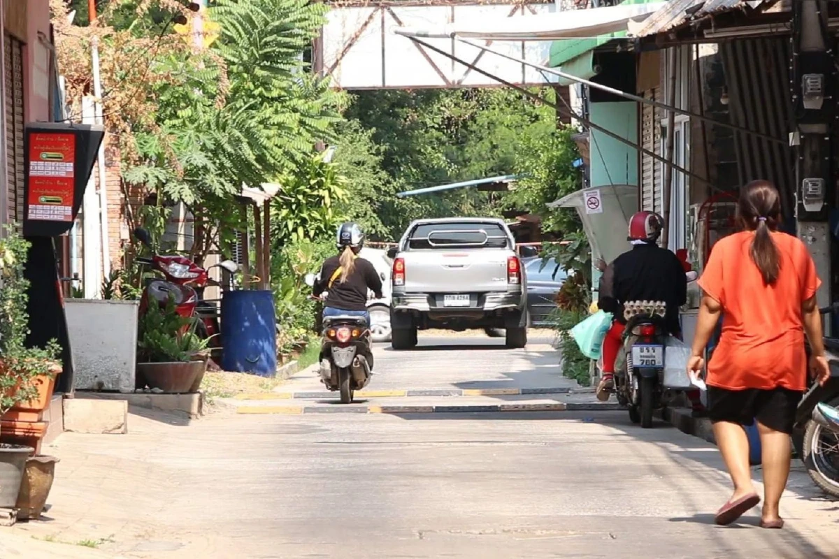 แค้นรถชนหมาตาย เจ้าของขึ้นป้ายเตือนผู้ขับขี่ "ถนนในซอยไม่ใช่สนามแข่งรถ"