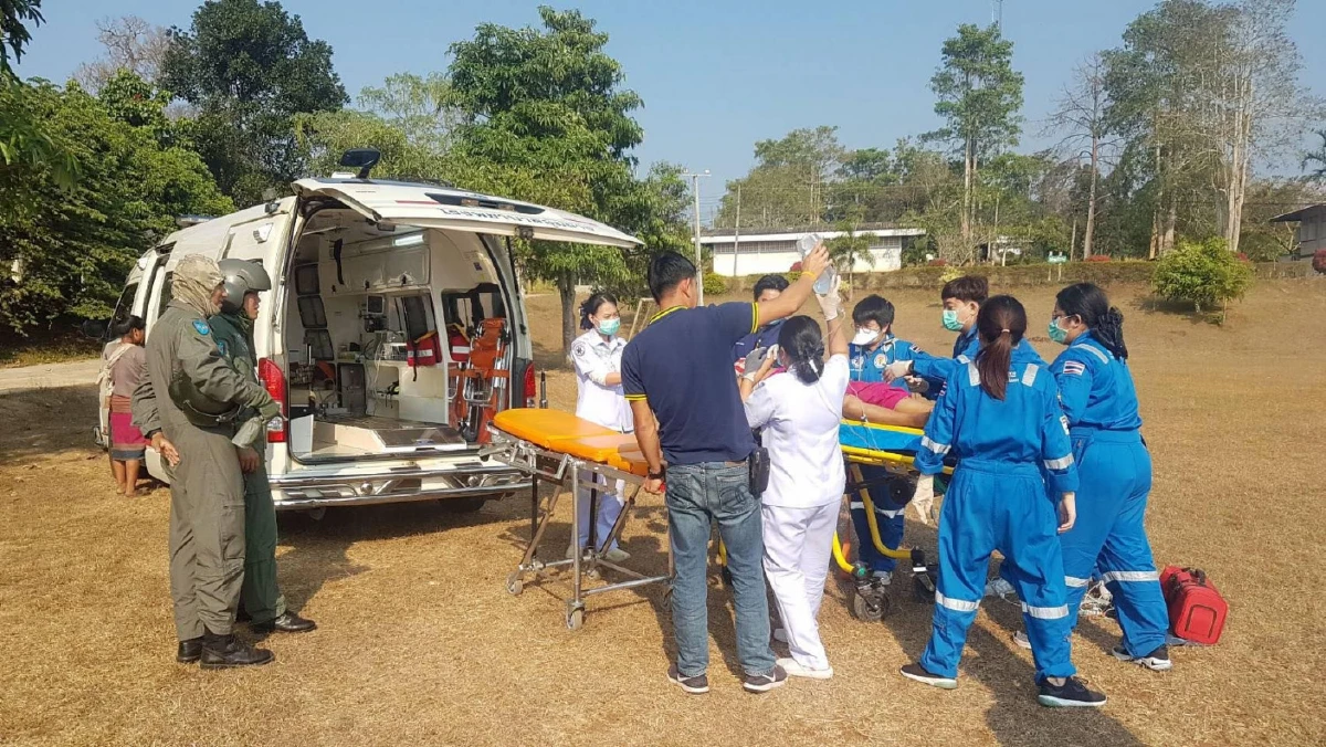 นาทีชีวิต! แพทย์-ทหาร ขับ ฮ.ฝ่าควันข้ามเขา4ลูก ช่วยกะเหรี่ยงป่วยหนักกลางป่า