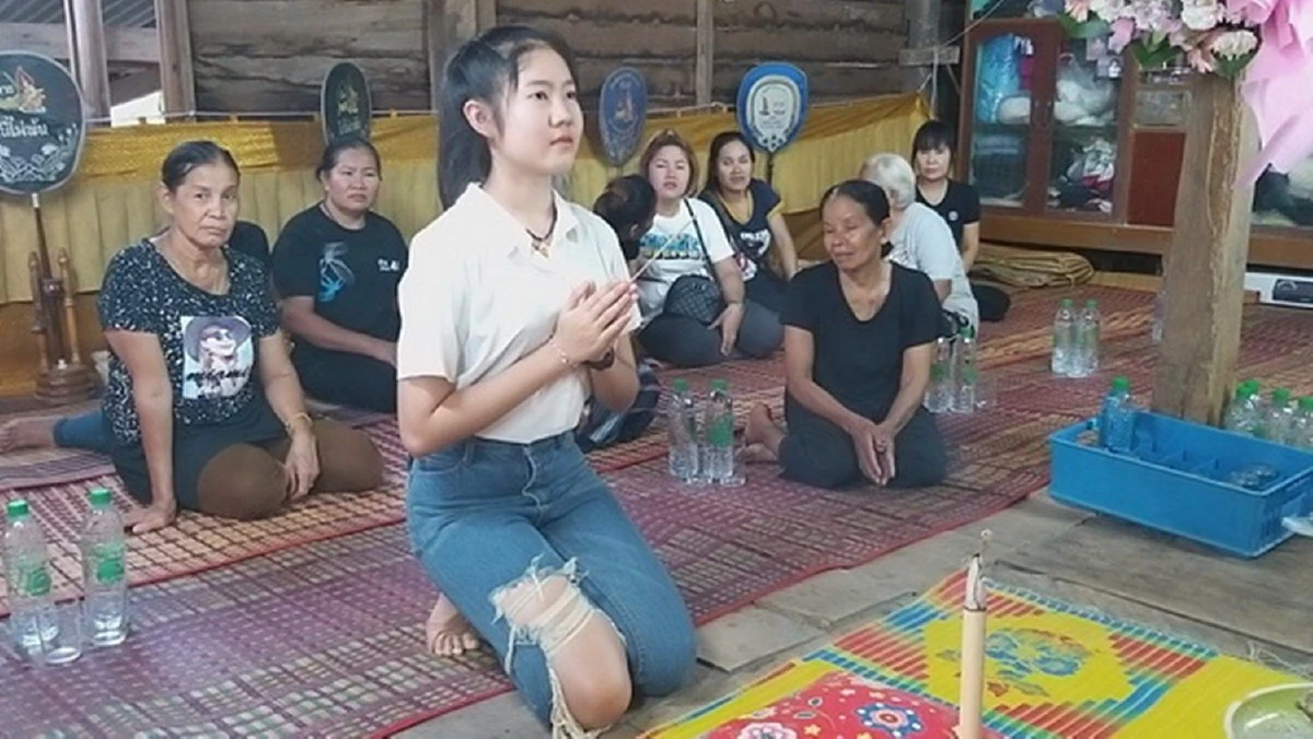 ดีงาม! เด็กสาววัย 15 นางเอกลิเกดังโชว์ร้องรำหน้าโลงศพเพื่อตาครั้งสุดท้าย